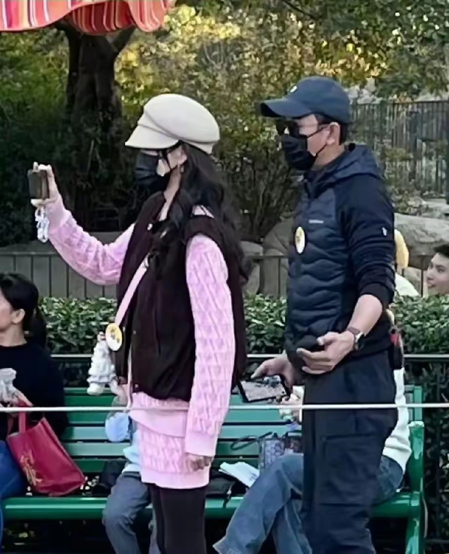 唐嫣 罗晋带娃逛迪士尼，85花中婚姻最幸福的一对，婚后没有绯闻，没有婚变谣言，每