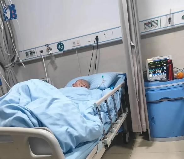上海，女子把生活不能自理的父亲接到家中照顾，发现父亲的62万存款被哥哥取走，还偷