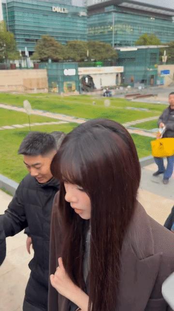 宋妍霏手都冻红了宋妍霏手冻得通红还哆嗦着回应粉丝，有问必答超耐心，这模样真是让人