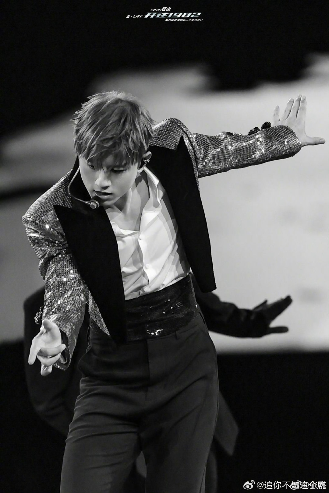 张杰昨天高尔夫今天鸟巢演唱会 昨天还在享受安静的运动时光，今天就点燃全场热情，切