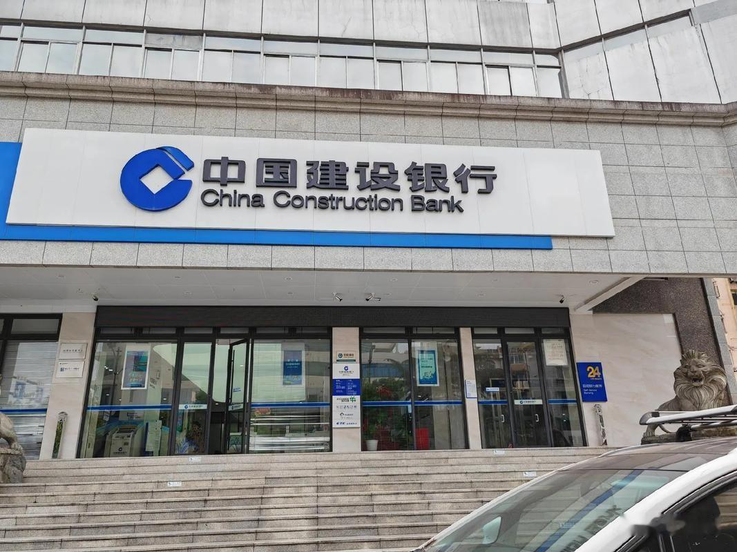 吵翻全网！建行试点银行午休制，员工欢呼客户发愁，业内解读来了
 
近期银行业迎来