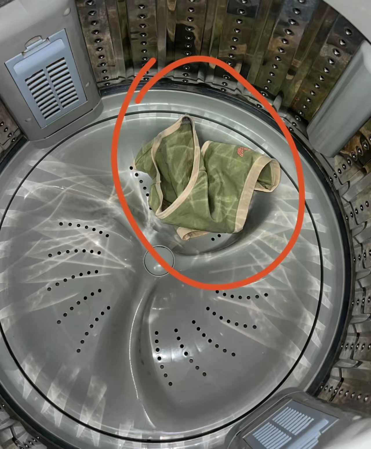 亲戚暂住家里，居然把内裤扔进全家共用的洗衣机一起洗，瞬间特别难受。共用家电的卫生