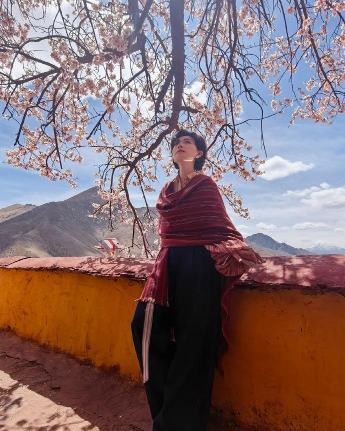 最近万茜在日喀则拍摄了一组很美的大片，她这次搭配的很有特色，看上去美呆了。

万