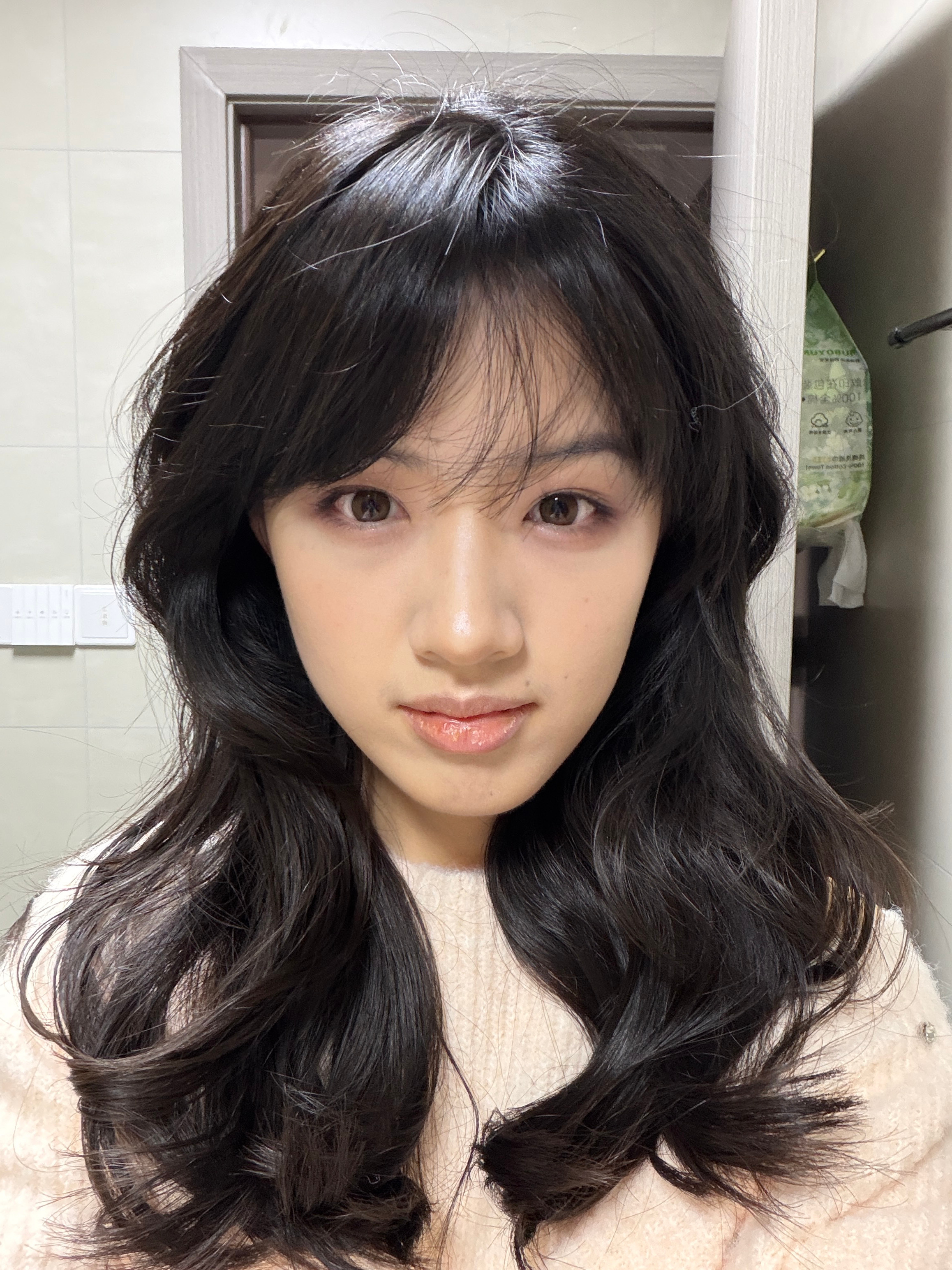 因为出门前摇很长特别会迟到所以把化妆卷头发的时间压缩再压缩，现在已经可以五分钟卷