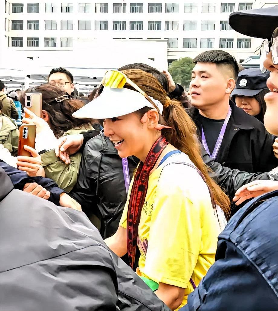 主持界最让人看不懂的，还得是朱迅。
53岁的年纪，状态像三十多。
武汉马拉松被网