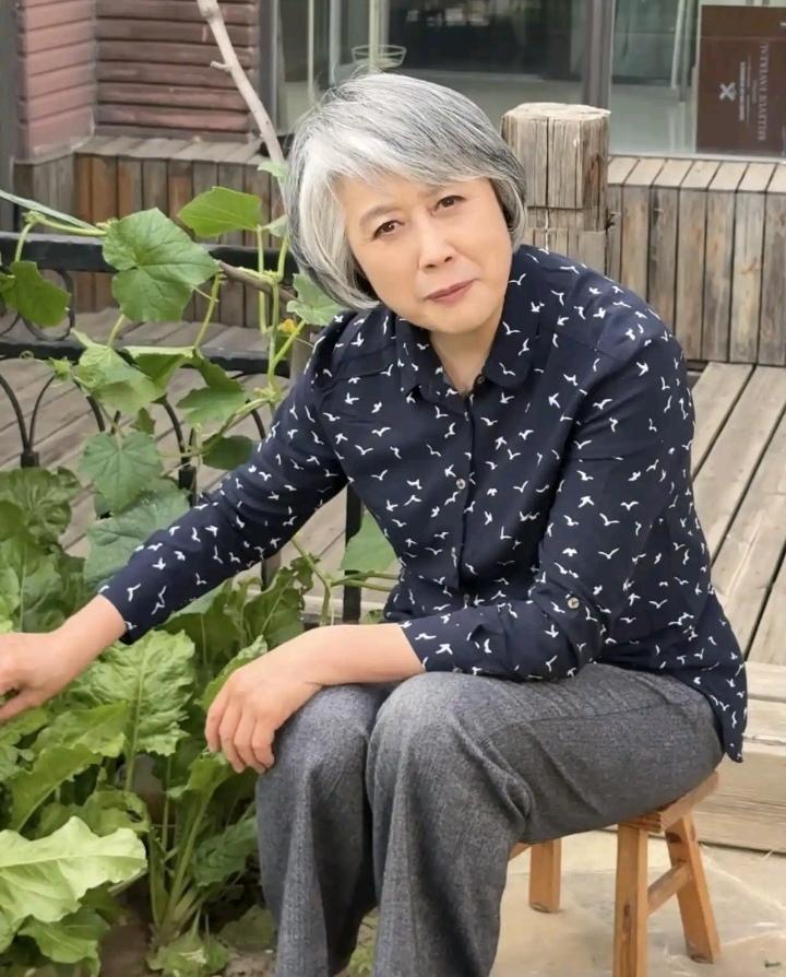 你能相信这就是《曲苑杂坛》的汪文华吗？当年她在舞台上统领曲艺界，风光无限。退休后