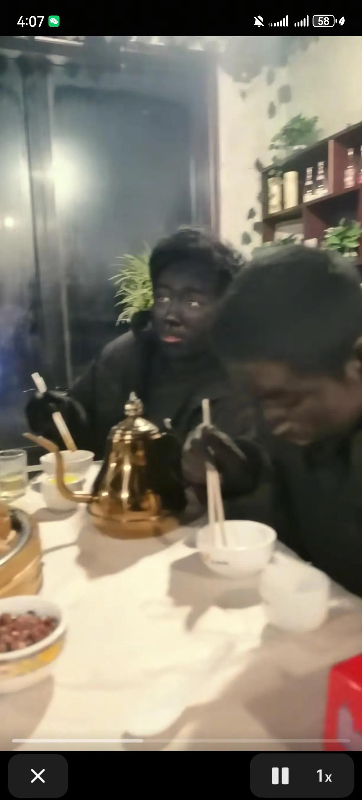 吃苦耐劳的一帮小伙子，俢大货车，每天上班弄的这么脏，整张脸乌漆麻黑的，只剩下一对