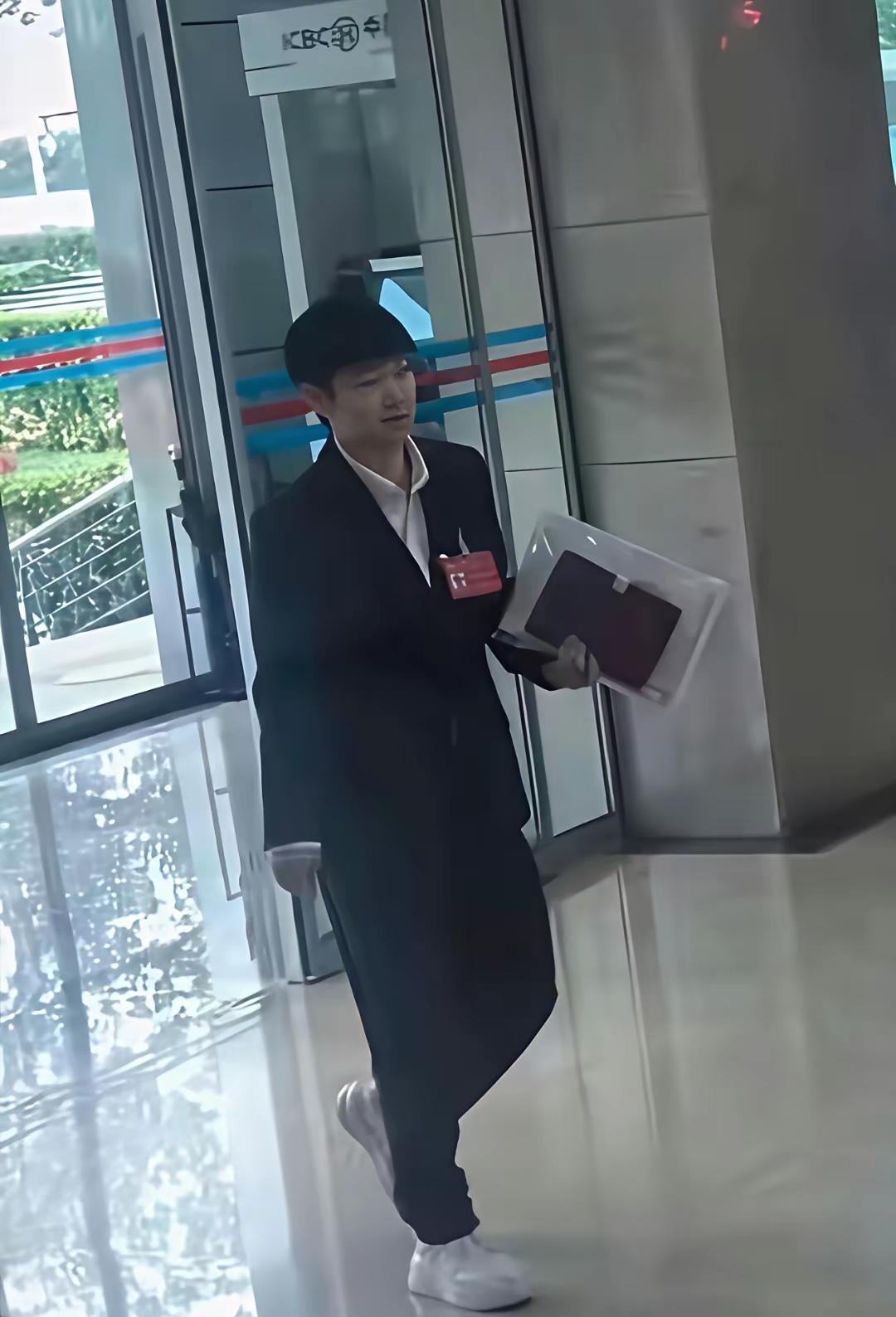 莎莎西装正面照流出后，可火爆了，大家伙儿都说身着正装的莎莎太帅了。
网友甲：瞧瞧