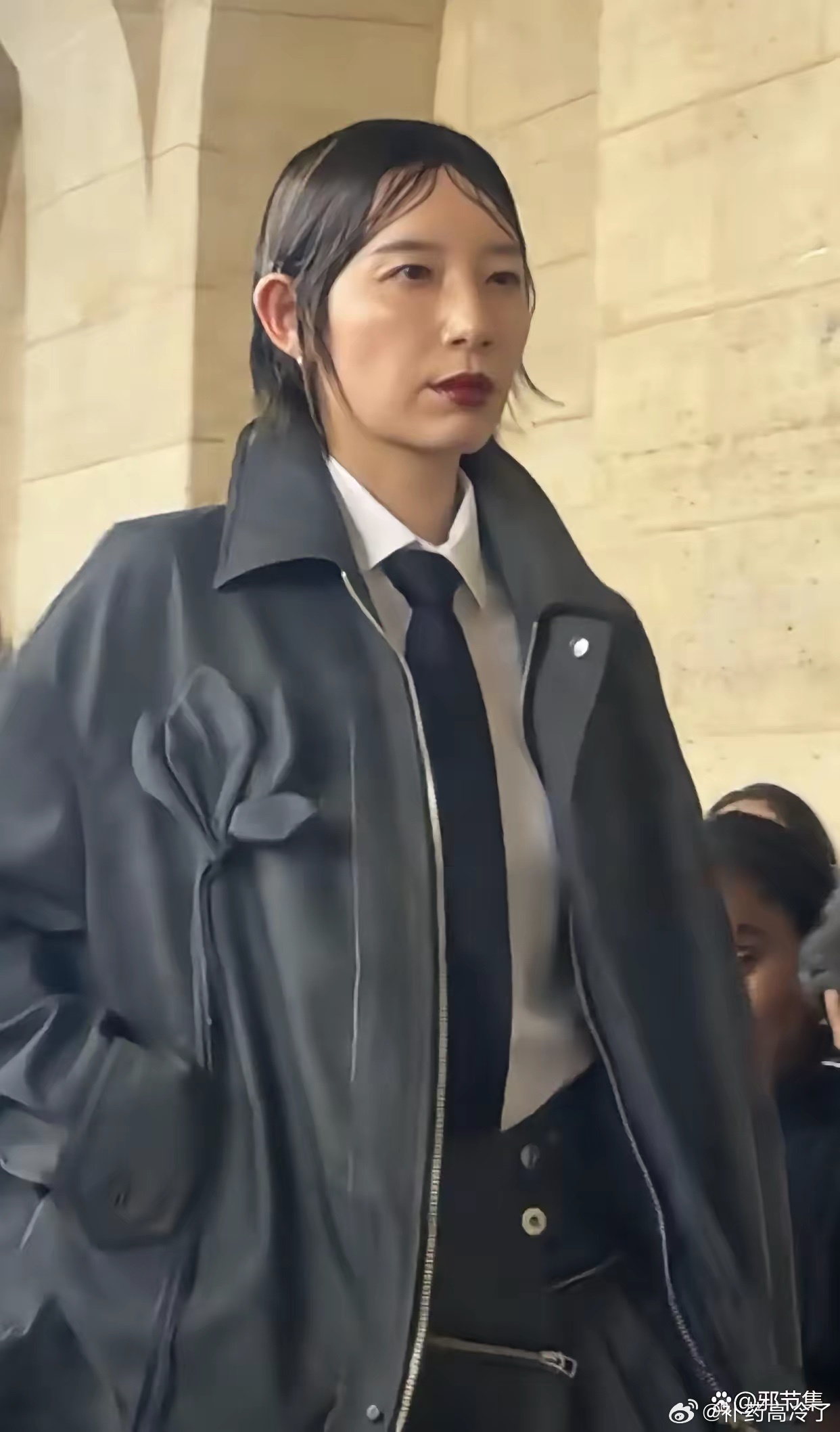 这可是巴黎时尚周，李斯丹妮做完造型后她自己不照镜子吗？ 