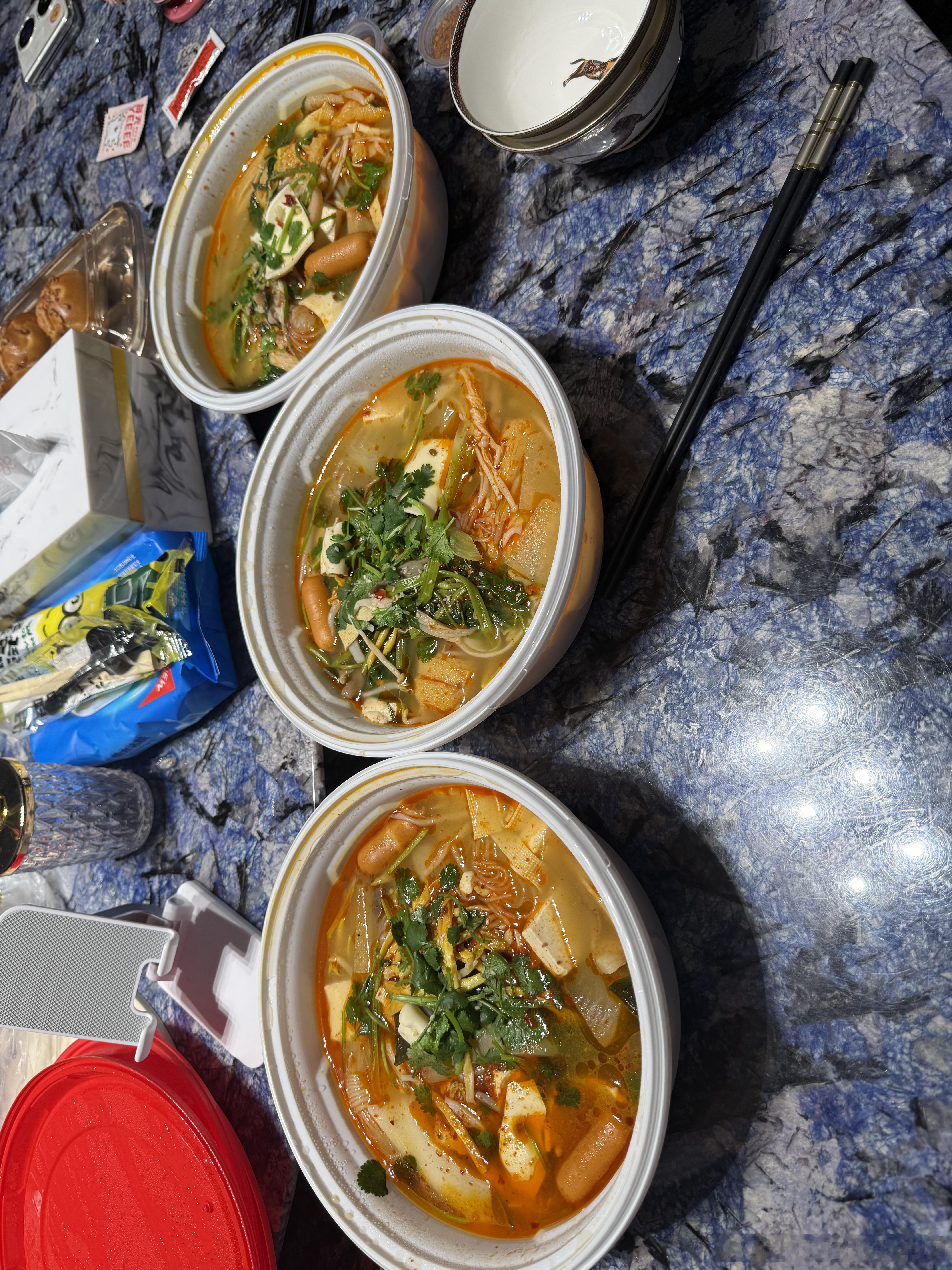 老何秘书说想吃麻辣烫。一个人点了三盆？