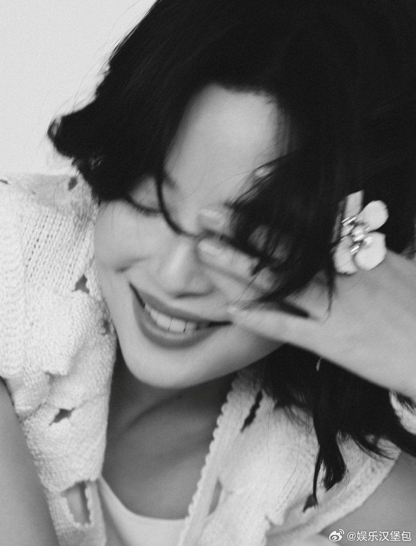 辛芷蕾溢出屏幕的生命力辛芷蕾这组大片，把生命力穿在身上了！镂空罩衫轻盈，连衣裙温