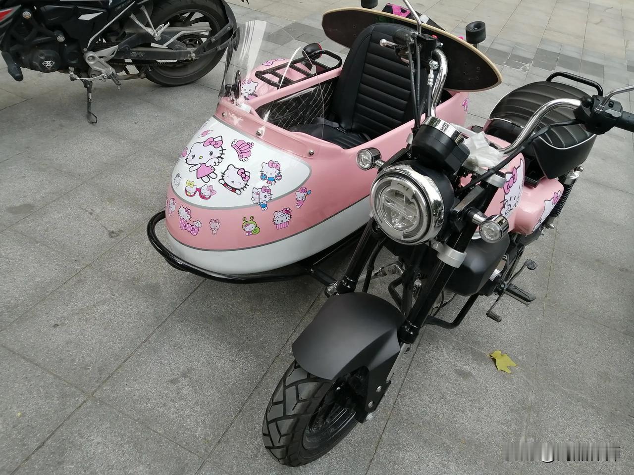 这个偏三轮小摩托很有趣，开出去