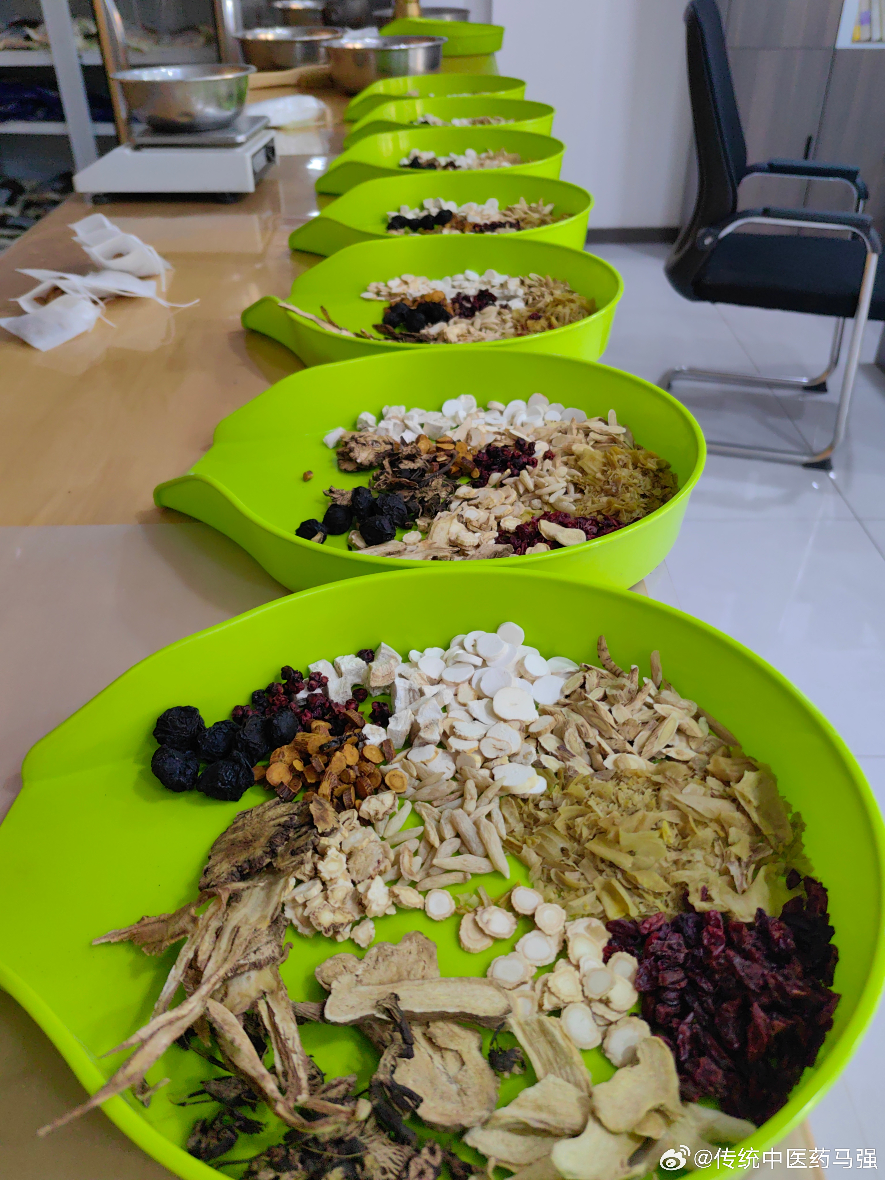 当潮流裹挟一切，“不随波逐流”便是对生命最庄重的敬意。 