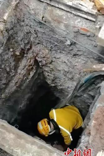 【暖心！外卖小哥送餐途中跳井救人】4月8日，四川泸州，一名男孩不慎坠入路边窨井。