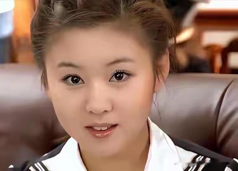长着一张娃娃脸的李小萌就是抗老，怎么看都只有20来岁的样子，一点也不像41岁的中