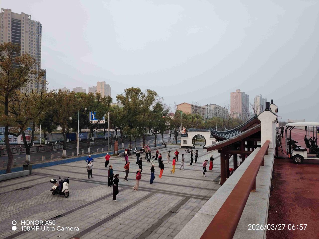 我的今日状态：😁轻松愉快
我这里的天气：🌤️多云3月27日长江岸边晨练打卡