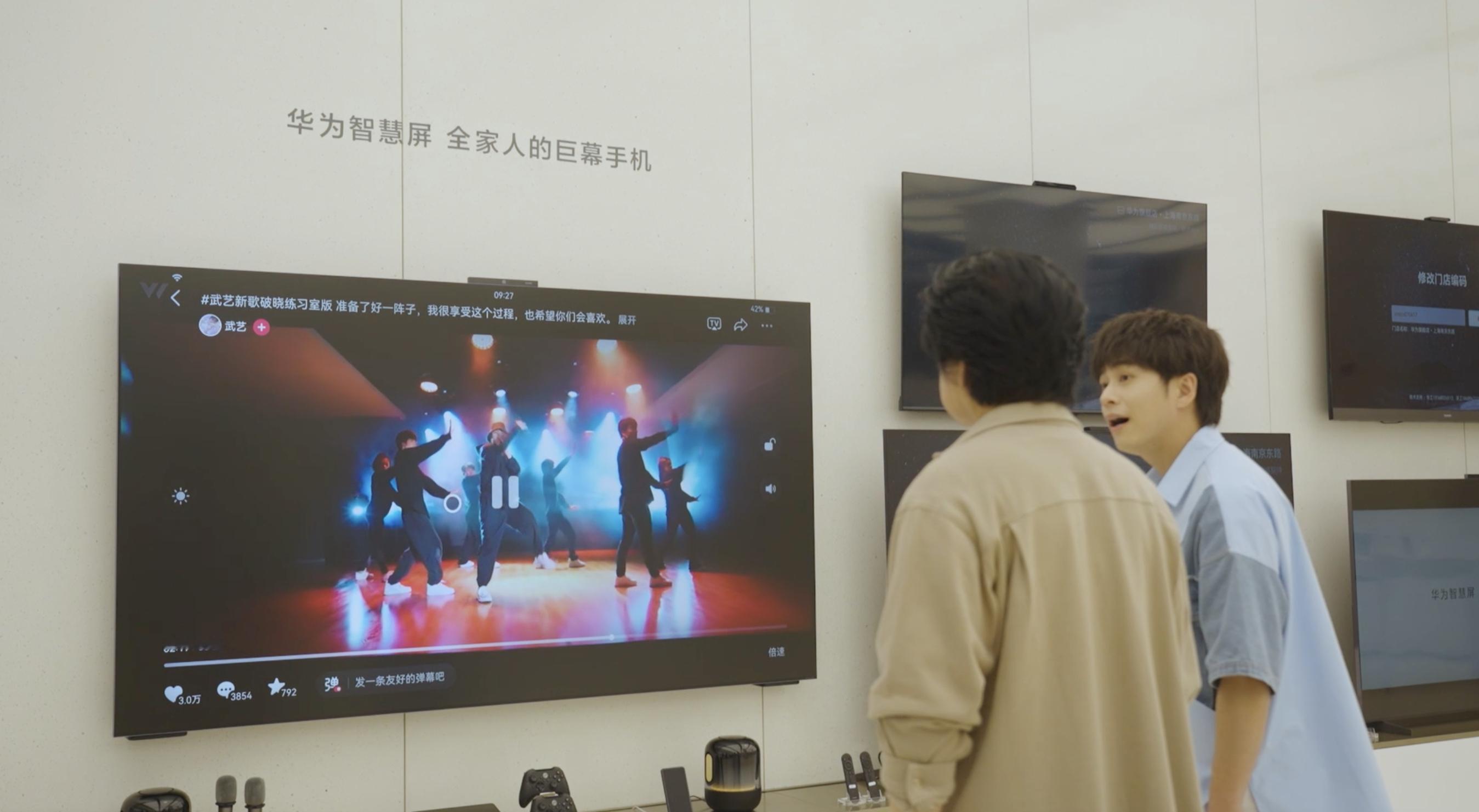 #娱乐圈最适合过儿童节的人##上海偶遇武艺筹备六一#六一咱们成年人也能过，而且呀