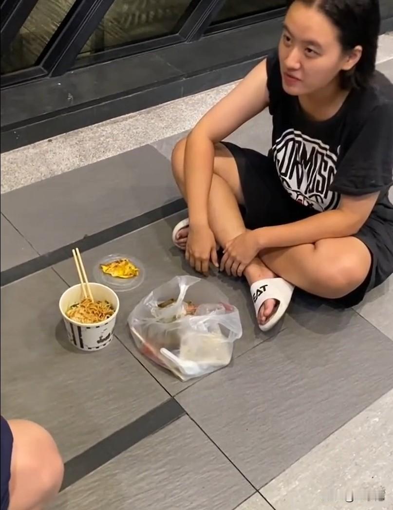 完全依附于男方的爷孙恋，这样的下场很可悲！
28岁的林靖恩因为和作词人李坤城之间