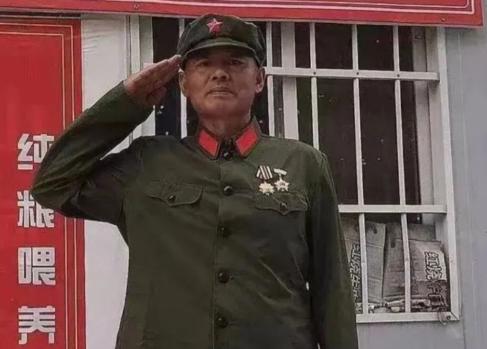 2007年，对越自卫反击战的老兵刘亮华去办低保手续，却被工作人员骂了句“不要脸”