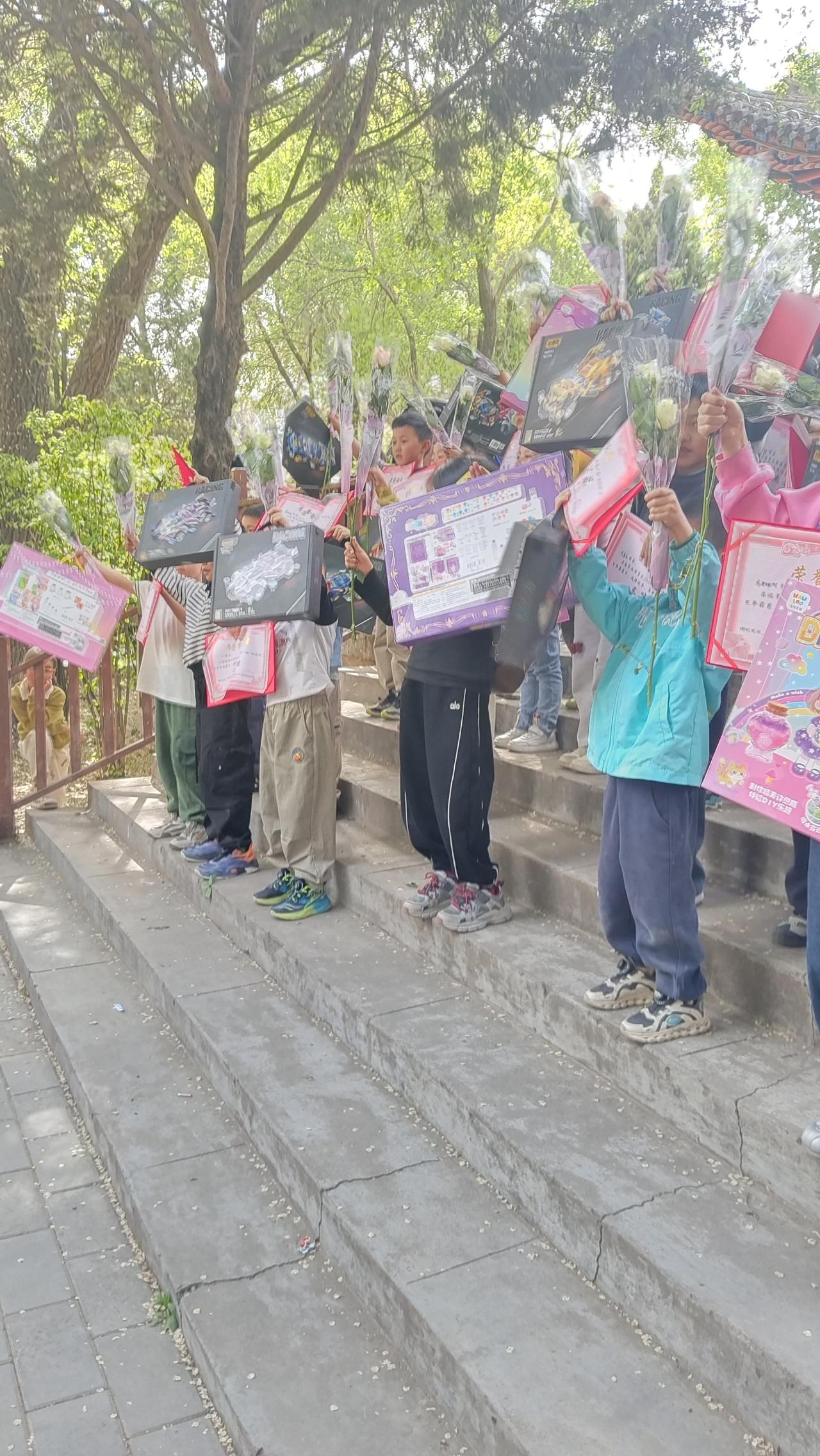 今日生活小确幸五一少儿围棋培训比赛结束，全程参与了，有一百多位小朋友参加，奖品丰