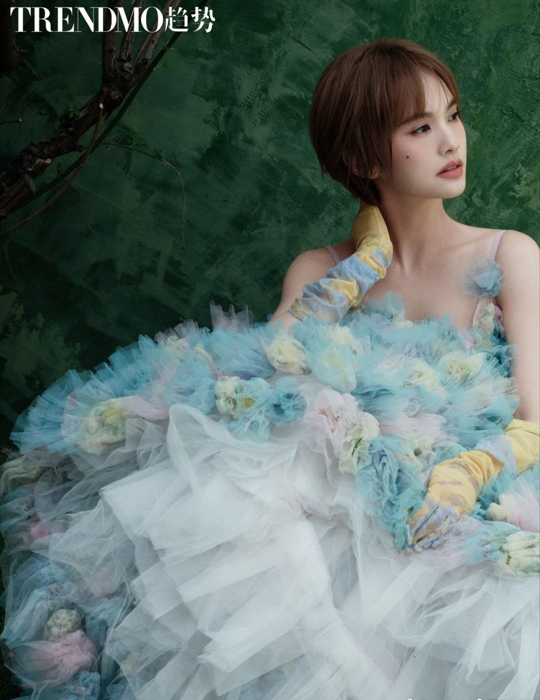 反复品味杨丞琳的这组时尚大片，每一处细节都充满惊喜。配文温柔又有深意，利落短发搭