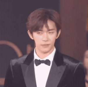 易烊千玺听到尖叫声没憋住笑了！