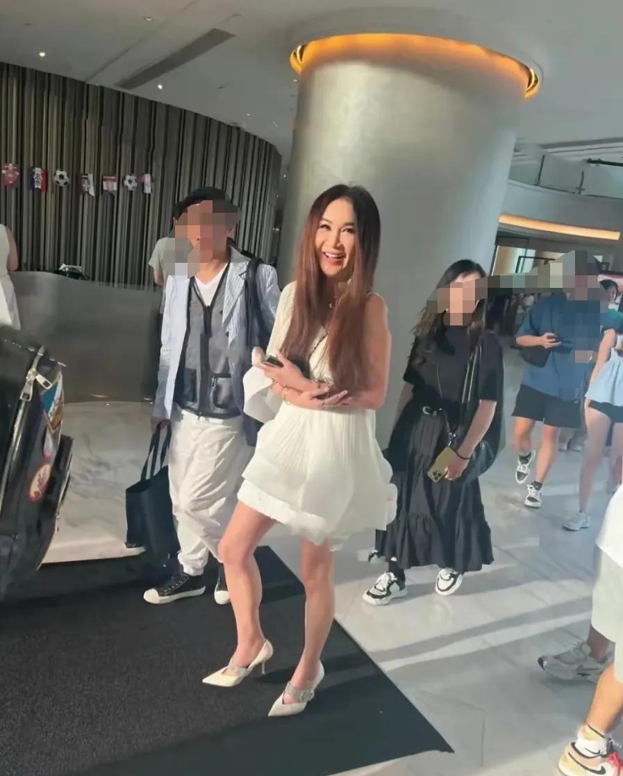 温碧霞在香港被偶遇
我的妈呀，这也太年轻了吧
穿得像个少女似的
好喜欢温碧霞的小
