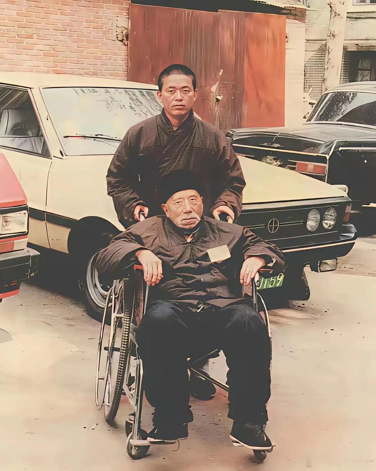图中少年，昔曾名动闾里，倾绝世之姿，令多少女子心折；人人欲与同帧，留影为念。岁月
