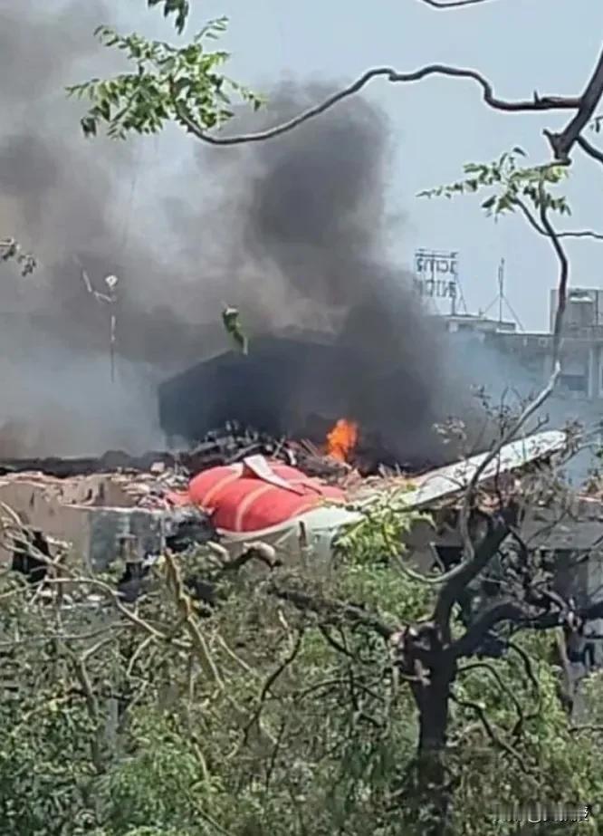 印度🇮🇳客机坠毁飞机无中国公民
波音787-8飞机，载有242名乘客和机组人