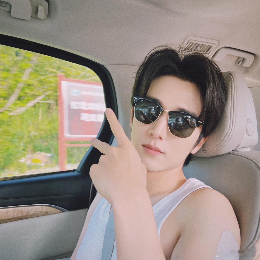 #张新成艺考拿了八个第一#张新成真的是多才多艺呀，艺考的时候拿了8个第一，而且还