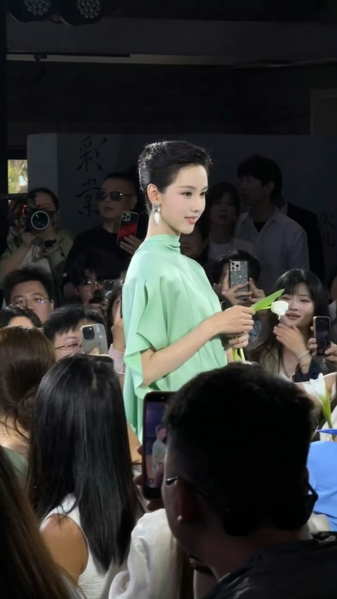 比花香先到来的是陈都灵身上的香气陈都灵活动现场送花