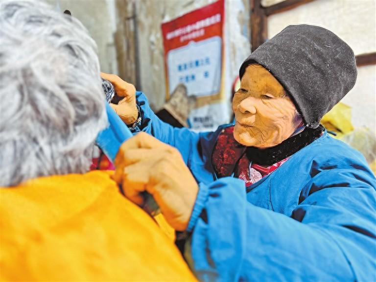 11月19日，这才是人民理发师！许昌88岁老人理发只收2元，坚持25年不变！顾客