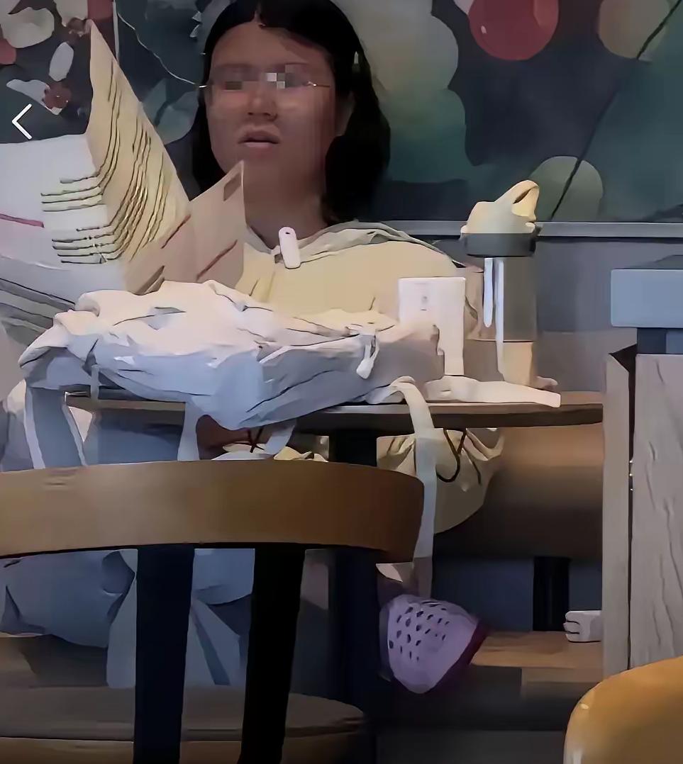 海南海口，一名备考公考的女生把星巴克当成了“免费自习室”。全程不点单，戴着扩音器