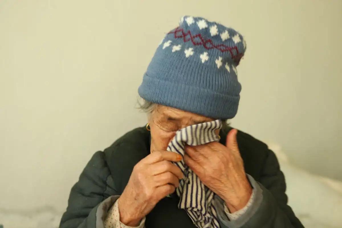 在夜深人静的荒郊野岭中，突然跑出一个老人，双手高高举起，一边挥手一边拼命地往有灯