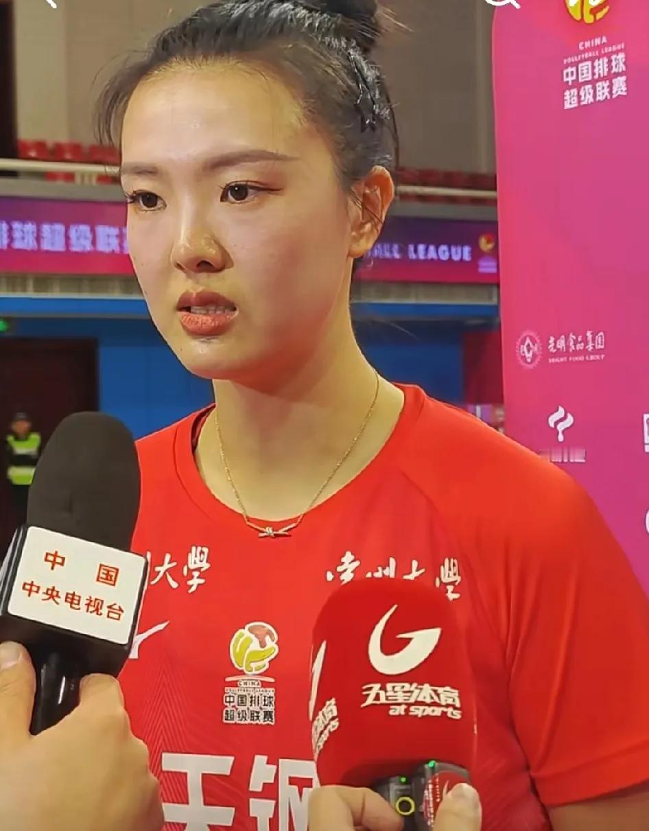 🏐[送自己一朵花]江苏女排张常宁在首场决赛后接受采访。排超联赛A级 首场决赛