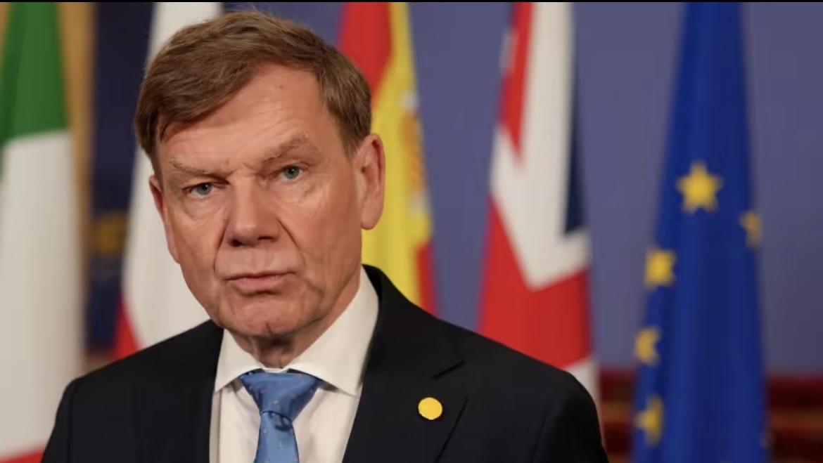 11月3号晚上，王外长“应约”和德国外长瓦德富尔通了电话。在他的访华行程被迫取消