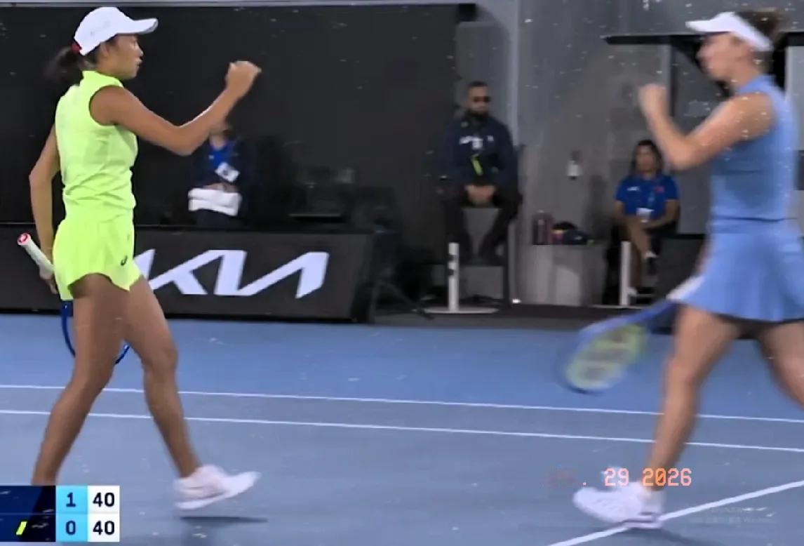 开场，张帅组合就给对手一个下马威，连破对手2个发球局，首盘比分带到5-1领先，很