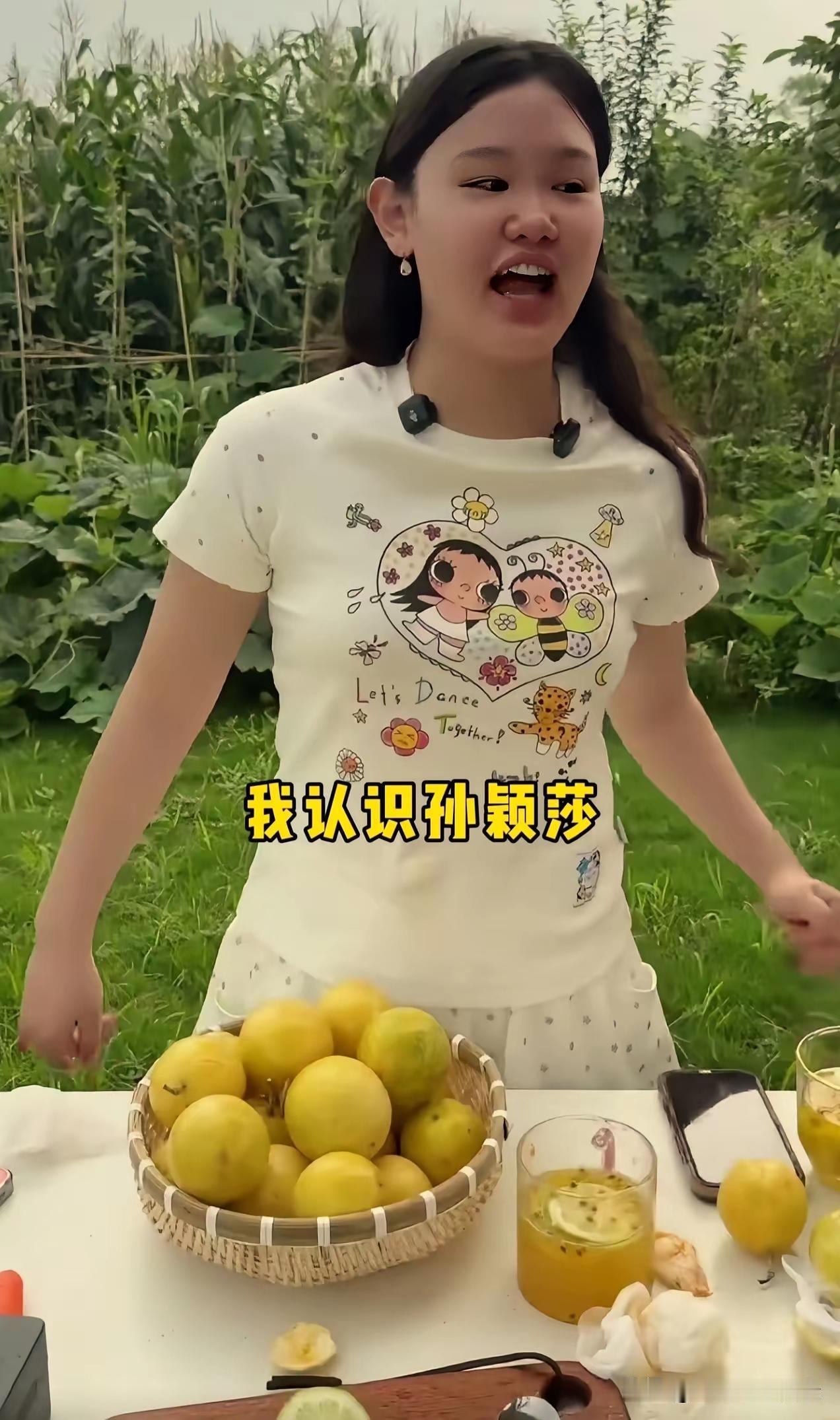 张家齐带货直播时，猛夸莎莎！
张家齐又直播卖水果了，由于没有全红婵哥哥在，空闲时