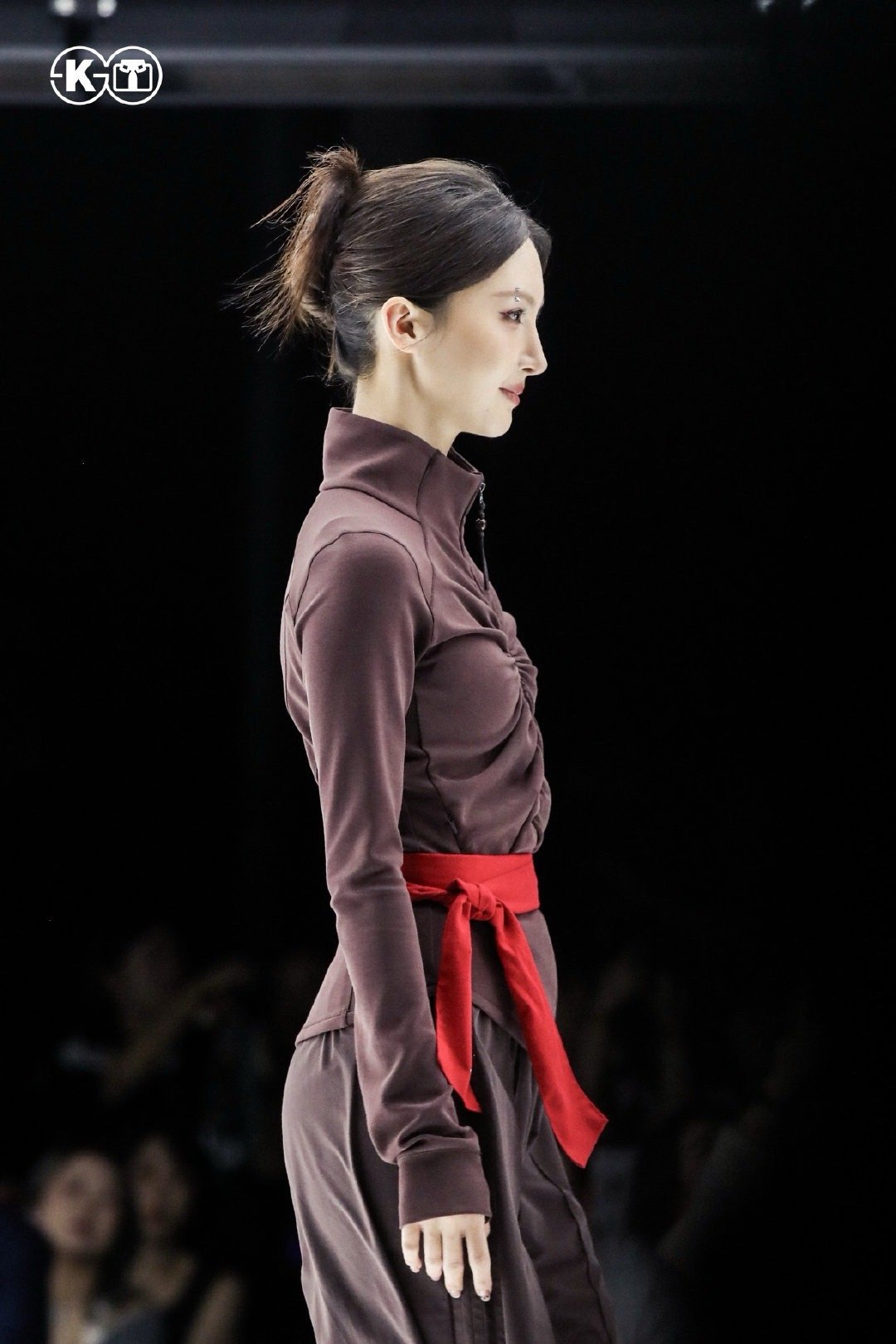 金晨上海时装走秀，这么丑的衣服走得好自信，全靠信念感在撑 ​​​