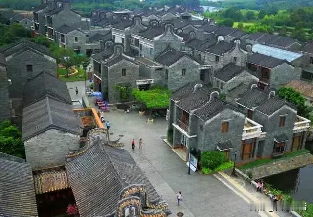 中国建筑八大流派

1、京派——对称严格，北京四合院。
2、晋派——砖瓦磨合，山