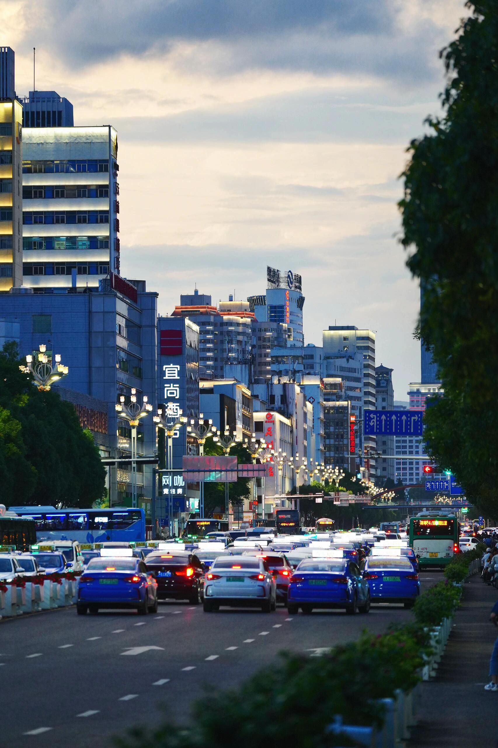 📍云南昆明 | 菌菇汤让我又爱又怕❤️。🍄 昆明的天气八点才开始天...
