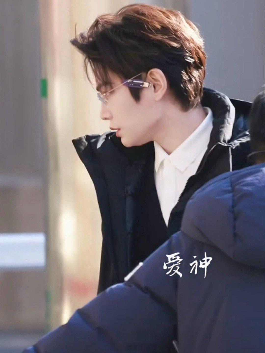 丁禹兮第四次春晚联排丁禹兮在马年春晚的第四次联排造型来了，金丝眼镜西装造型看起来