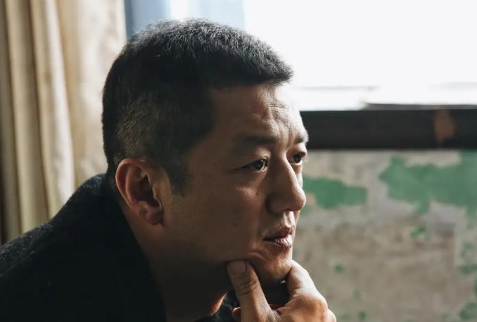 李亚鹏
这个人真的是 “屡教不改” 
这刚刚喘过气没两天，他倒好，又捣鼓着把自己