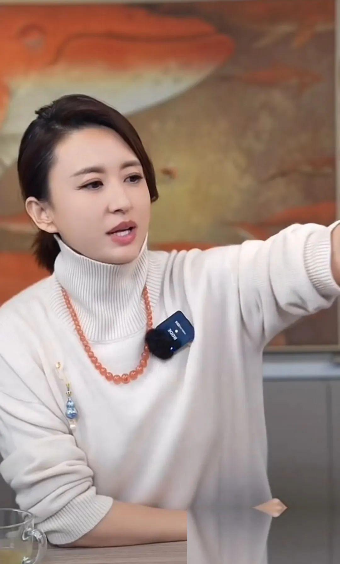 去年这个时候，全网都在替那个离开央视演播厅的女主持惋惜。谁能想到，短短一年后，人