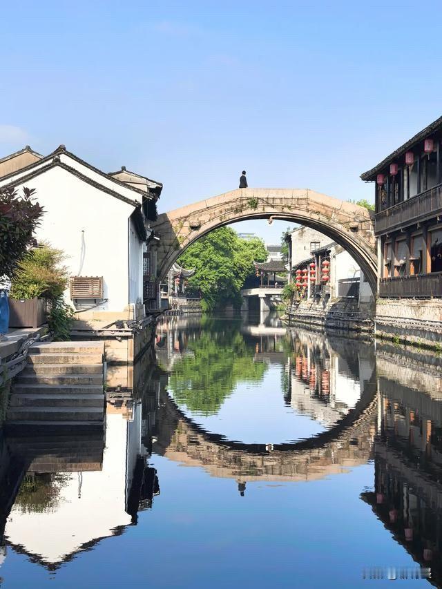 小桥流水人家，桥上还有一个“ta”……这个景色是不是挺美的？
我也觉得挺美的。就