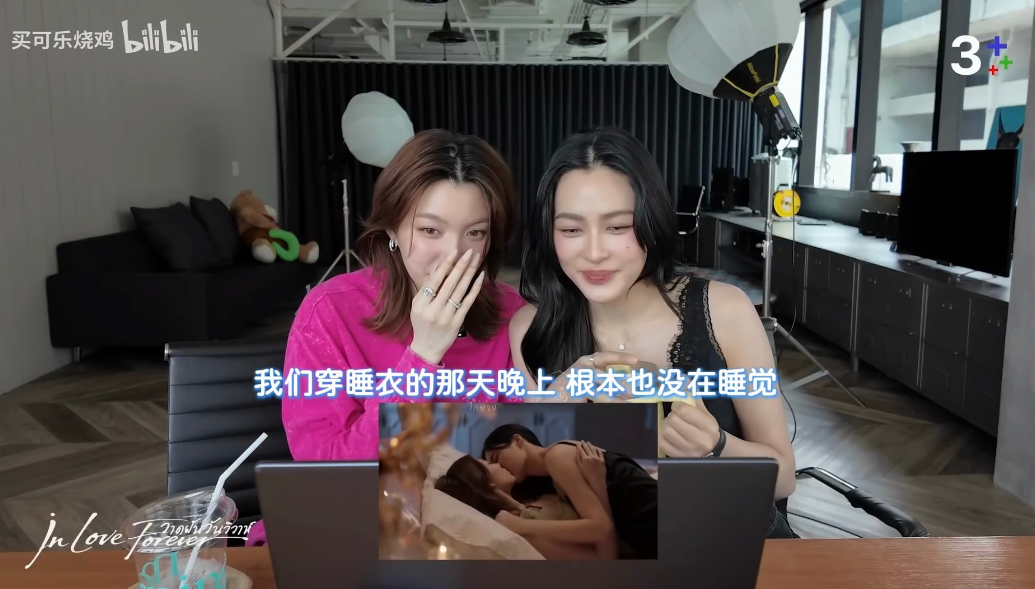邝玲总是会淡淡地说出这种话 没在睡觉那在干嘛？你接着说啊 