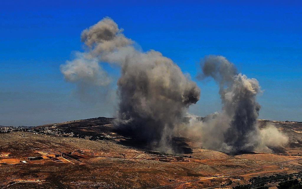 【以军空袭黎巴嫩境内多处目标】当地时间1月2日，以色列国防军表示，以军当天对黎巴