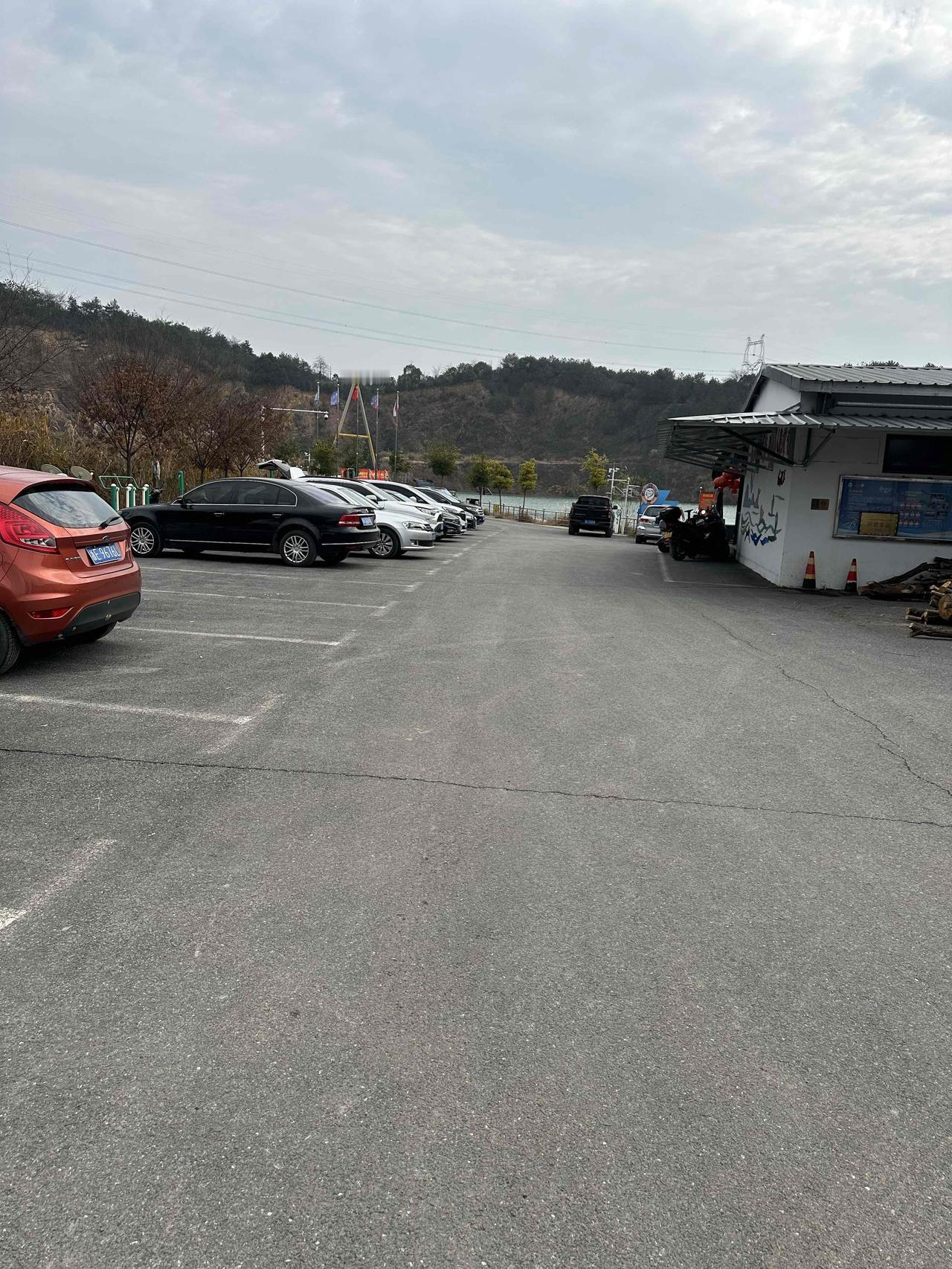 又如约而至地来到了冬游基地，场地上已停满了车子。真搞不懂游泳的人怎么这么勤快比上