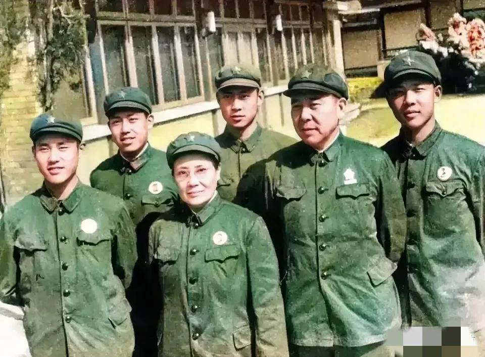 六十年代，黄永胜、项辉芳夫妇与儿子们的合影。

黄永胜的四个儿子早年都在部队工作