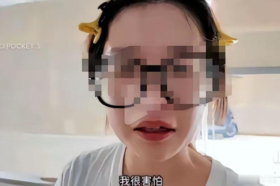 摸臀女终于知道害怕了现在她成了手握两份法律文书的被告，一份是男童父亲状告她，还有